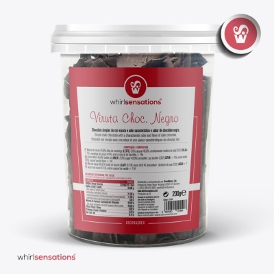 Recipiente plástico com lascas de chocolate negro e etiqueta vermelha e branca