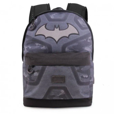 Mochila cinzenta com padrão camuflado e símbolo do Batman