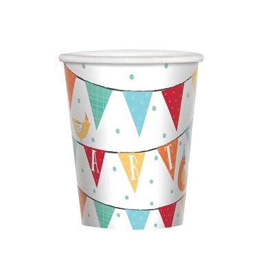 Copo de papel decorado com bandeirolas coloridas e passarinhos num fundo branco.