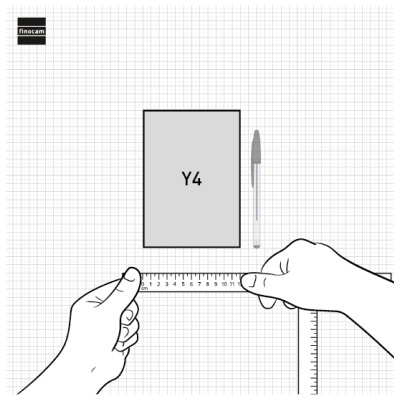 Bloco cinzento com texto Y4 e caneta transparente sobre papel quadriculado com mãos a medir.