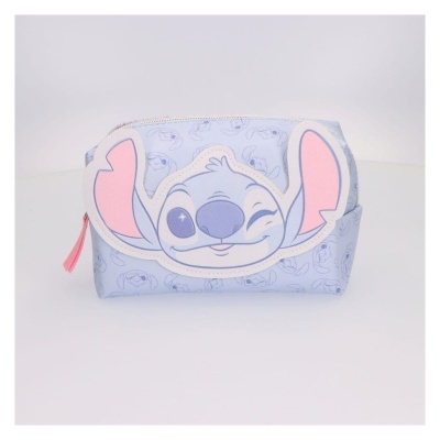 Necessaire azul clara com padrão Stitch e aplicação da cara do Stitch