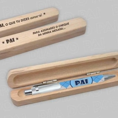 Caneta azul e prata com caixa de madeira com mensagens gravadas para pai