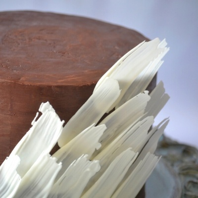 Bolo de chocolate com lascas de chocolate branco decorativas