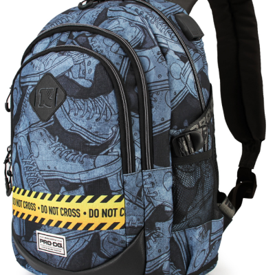 Mochila azul com padrão de tênis e faixa amarela com texto GO NOT CROSS