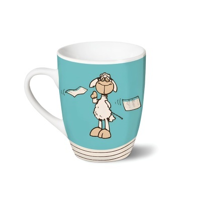 Caneca azul clara com desenho de ovelha cartoon e folhas de papel