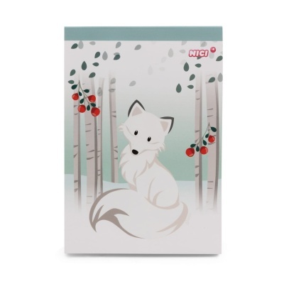 Caderno com capa ilustrada de raposo branco e troncos de árvores com bagas vermelhas