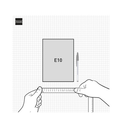 Bloco E10, caneta preta, mãos a medir com régua em fundo quadriculado