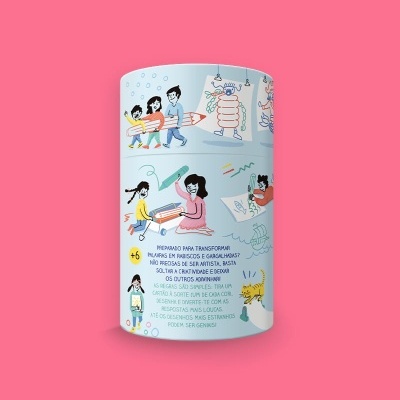Produto cilíndrico ilustrado com desenhos e texto em português sobre fundo azul claro e rosa