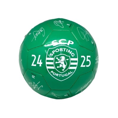 Bola de futebol verde com emblema do Sporting e assinaturas