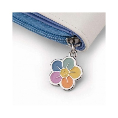 Fecho de zíper com pendente de flor colorida em bolsa branca com interior azul.