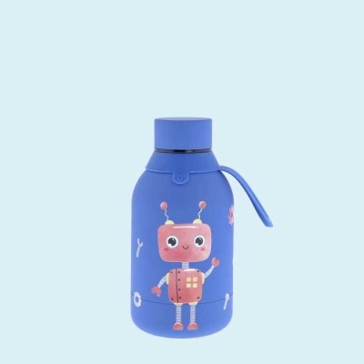garrafa azul com desenho de robô vermelho