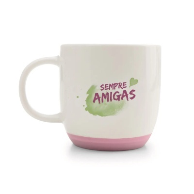 Caneca branca com base rosa e texto Sempre Amigas em roxo com detalhes verdes