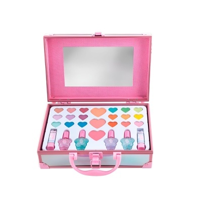 Caixa de maquilhagem cor-de-rosa aberta mostrando batons em forma de coração e frascos de verniz colorido