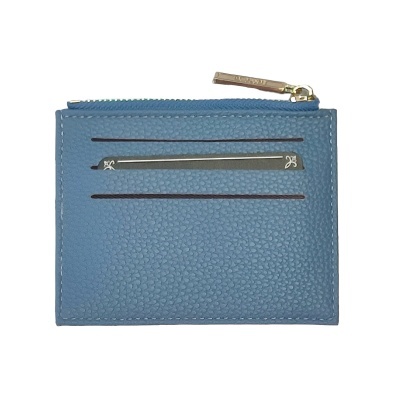 Carteira azul em couro com fecho dourado e ranhuras para cartões.