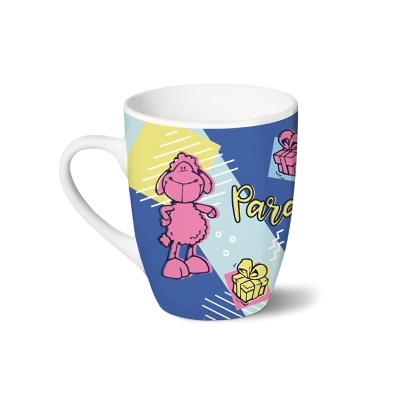 Caneca branca com desenho de pinguim rosa e presentes coloridos