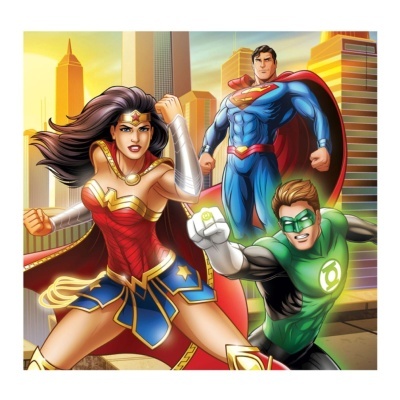 Três super-heróis em pose de ação numa cidade com edifícios ao fundo