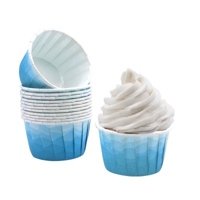 Forminhas de papel azul para cupcakes com cobertura branca