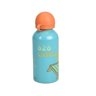 Garrafa azul de metal com tampa laranja e texto amarelo