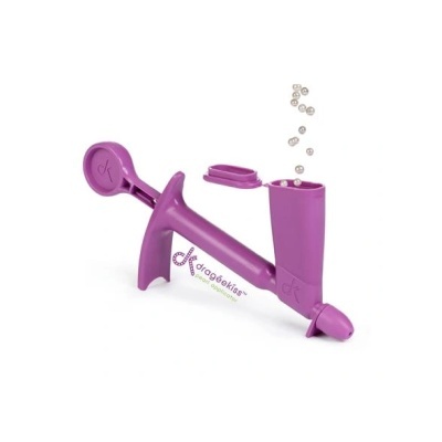 Aplicador de pérolas roxo em plástico com tampa aberta e pérolas brancas