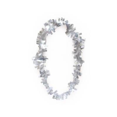 Colar decorativo prateado em fundo branco