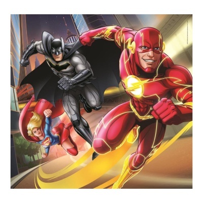 Imagem colorida de Batman, Flash e Supergirl em ação num cenário urbano.