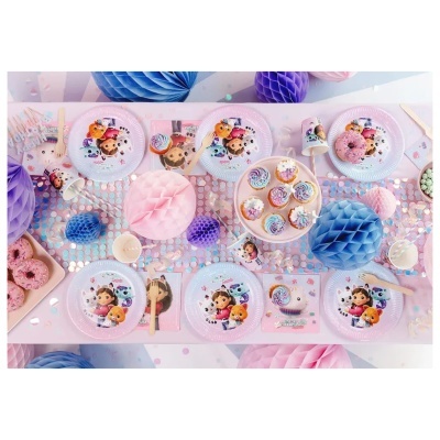 Mesa festiva rosa e azul com pratos e copos decorados com personagens de desenho