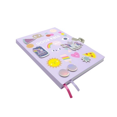 Caderno lilás com stickers coloridos e clips metálicos