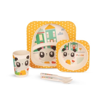 Conjunto infantil de louça com panda, 2 pratos, copo, colher e garfo, com cores amarelo, creme e verde.