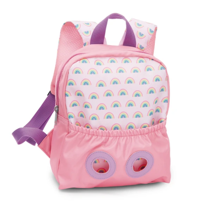 Mochila rosa com padrão de arco-íris e alças roxas.