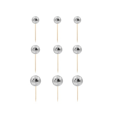 Palitos de madeira com bolas de espelhos prateadas no topo