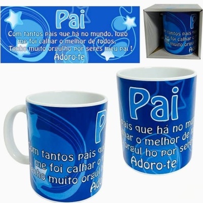 Caneca azul com texto em português para pai, em caixa branca transparente.