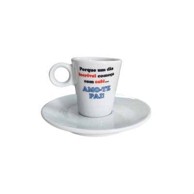 Chávena de café branca com texto colorido e pires branco
