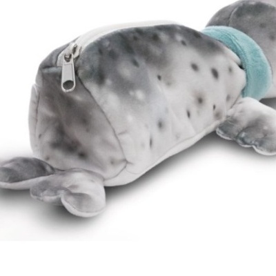 Bolsa térmica em forma de foca cinzenta com manchas pretas e fecho de correr