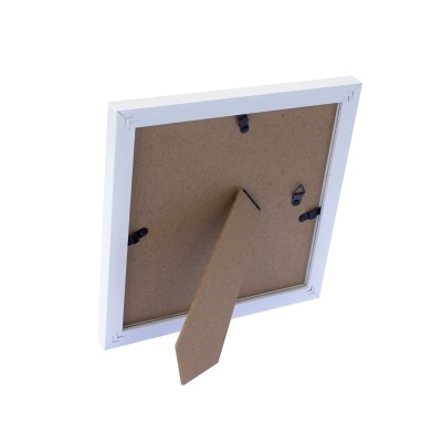 Moldura quadrada branca vista de trás com suporte em cartão castanho.