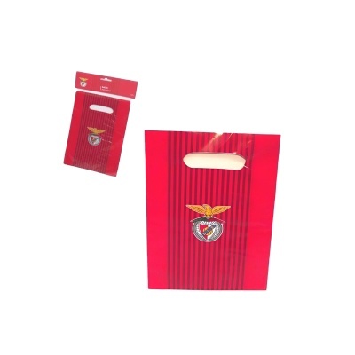 Saco de papel vermelho com emblema do SL Benfica e embalagem plástica