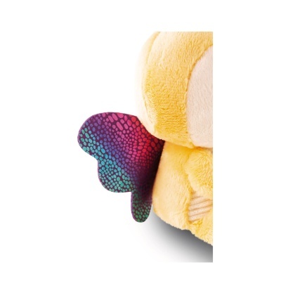 Peluche amarelo com asas coloridas e padrão de escamas.
