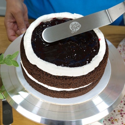 Bolo de chocolate com chantilly e geleia, lâmina metálica com texto Just add Love