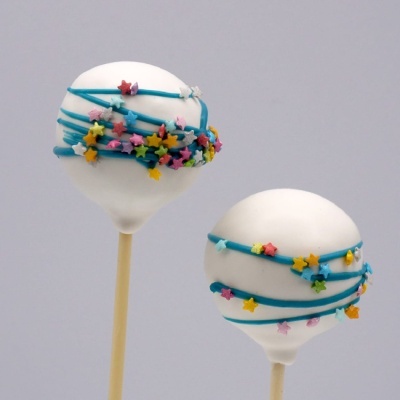 Dois cake pops brancos decorados com linhas azuis e estrelas coloridas