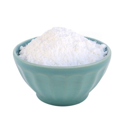 Tigela azul com pó branco fino