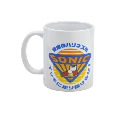 Caneca branca com logotipo colorido triangular e texto em japonês