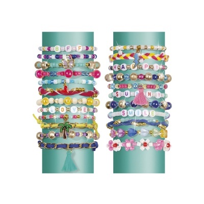 Conjunto de pulseiras coloridas com contas, letras e pingentes em suporte verde