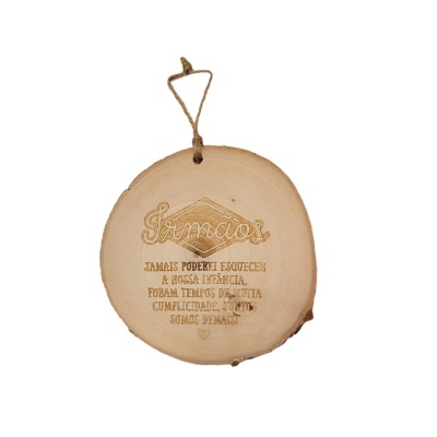 Disco de madeira com gravação em português e cordão para pendurar