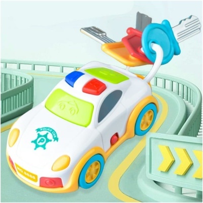 Carrinho de polícia de brinquedo com chaves coloridas na parte traseira