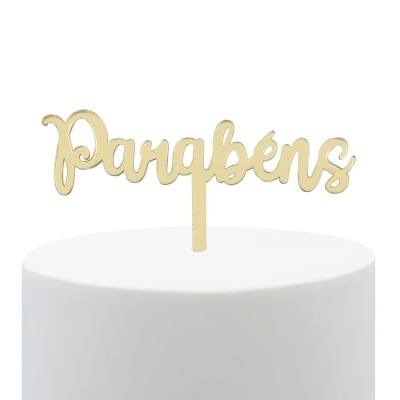 Topper dourado escrito Parabéns em bolo branco