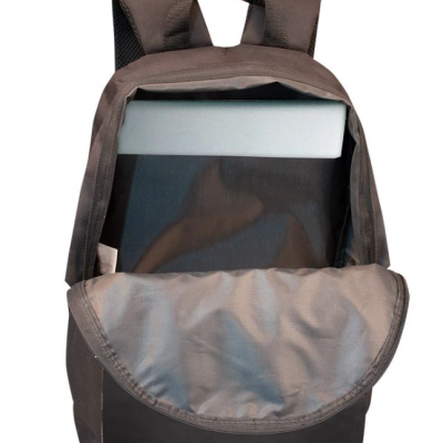 mochila preta aberta com portátil cinzento no interior