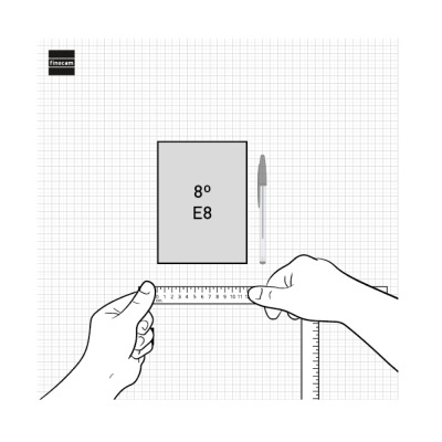 Bloco de notas pequeno com texto, caneta e mãos a medir com régua