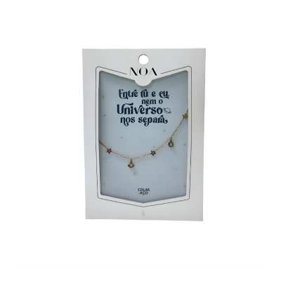 Colar dourado NOA com pendentes e embalagem branca com texto azul