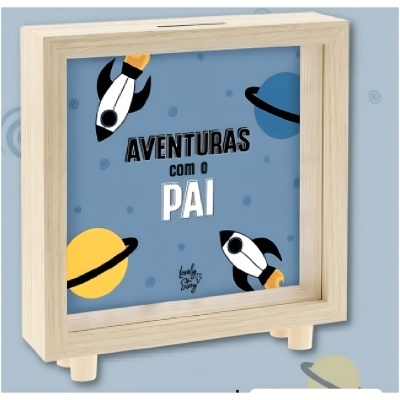 Cofre de moedas decorado com tema espacial e texto AVENTURAS com o PAI