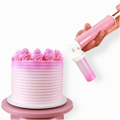 Bolo rosa decorado com glacê e aplicação de creme com ferramenta rosa