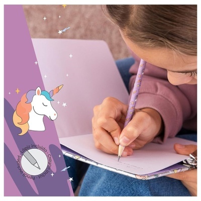 Caderno com capa dura colorida e lápis roxo com desenhos, em uso por uma criança.